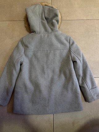 Chaqueta gris con capucha y pelo