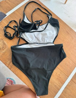 Bañador negro con cortes laterales