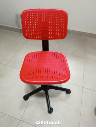 Silla de oficina roja y negra regulable en altura