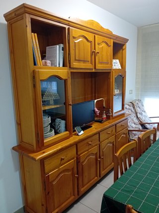 Mueble de madera maciza