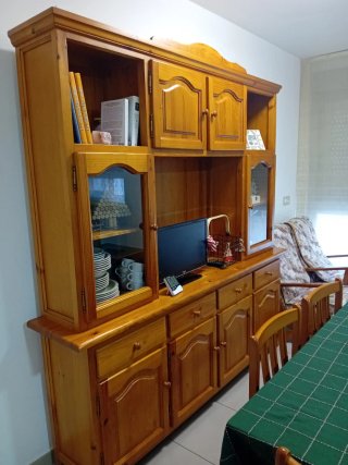 Mueble de madera maciza