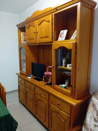 Mueble de madera maciza
