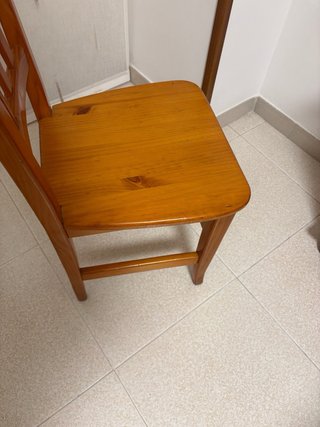 Silla de madera estilo provenzal y cojín beige