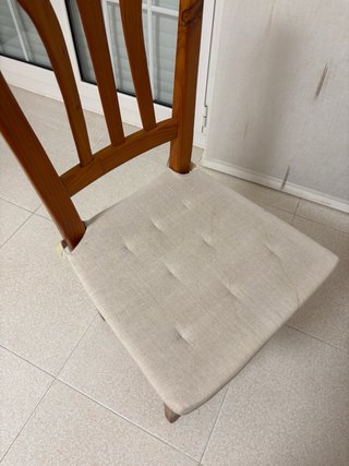Silla de madera estilo provenzal y cojín beige