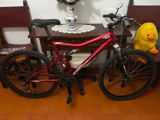 Bicicleta de montaña roja