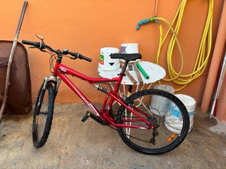 Bicicleta de montaña roja