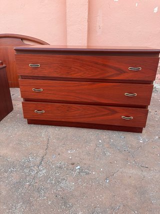 Dormitorio: Cómoda, 2 Mesillas, Cabecero y Espejo