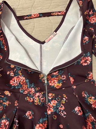 Vestido Floral Granate con Espalda Abierta