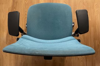Silla Ergonómica Steelcase Please 2 brazos 3D