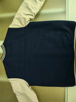 Chaqueta estilo varsity azul y blanco