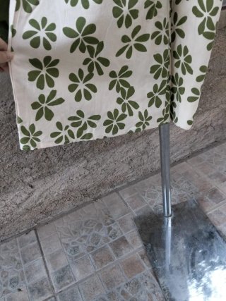 Mono floral beige y verde