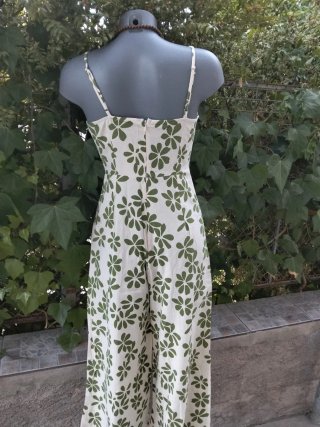 Mono floral beige y verde