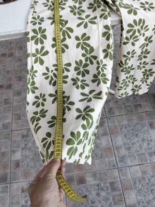 Mono floral beige y verde