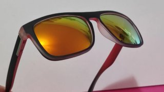 Gafas de sol polarizadas negras y rojas