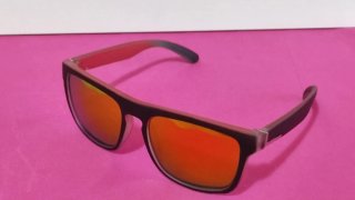 Gafas de sol polarizadas negras y rojas