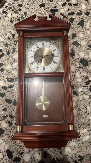 Reloj de pared de madera y latón