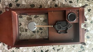 Reloj de pared de madera y latón