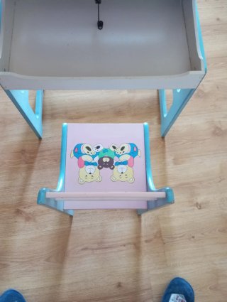 Pupitre infantil con silla y dibujos