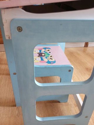 Pupitre infantil con silla y dibujos