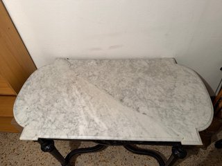 Mesa mármol y madera castaño