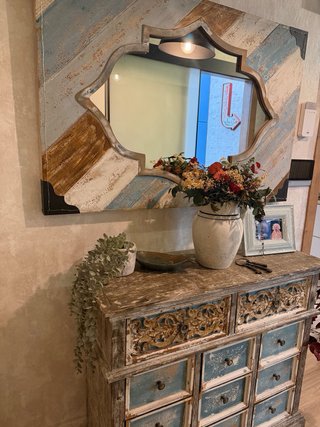 Mueble recibidor de madera y metal
