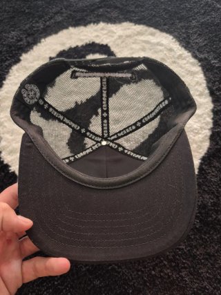 Gorra Trucker Negra con Cruces Blancas