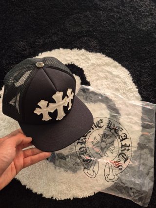 Gorra Trucker Negra con Cruces Blancas