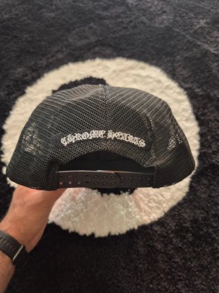 Gorra streetwear negra con cruces blancas.