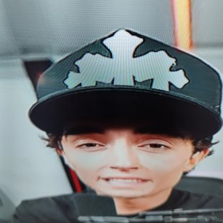 Gorra streetwear negra con cruces blancas.
