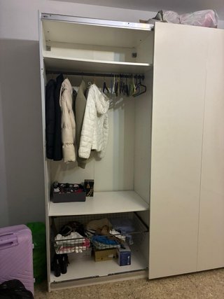 Armario blanco y gris