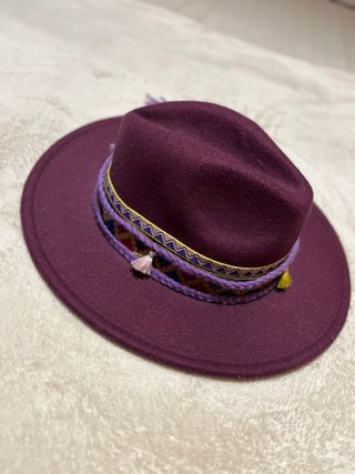 Sombrero morado con adornos