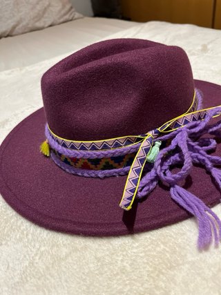Sombrero morado con adornos