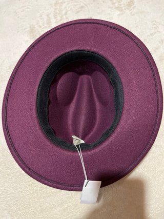 Sombrero morado con adornos