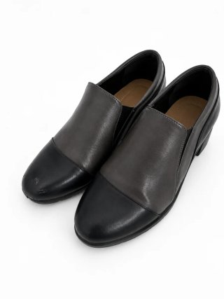 Zapatos de tacón negros y grises