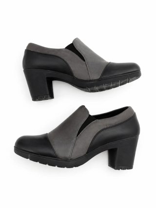 Zapatos de tacón negros y grises