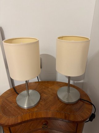 Pareja de lámparas de mesa con base metálica en ac