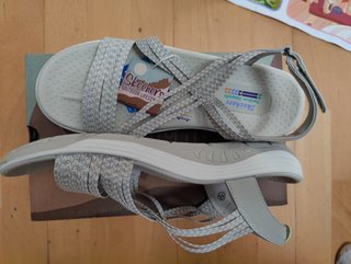 Sandalias Skechers Beige y Gris