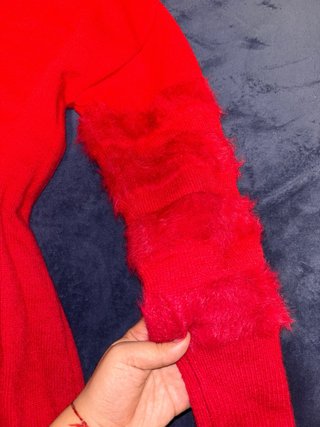 Vestido rojo con detalles de pelo en las mangas