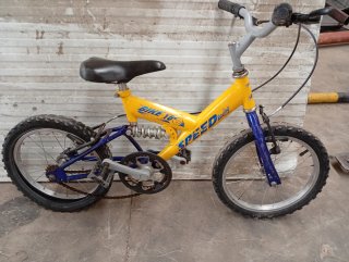 Bicicleta infantil amarilla y azul