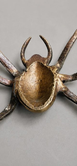 Araña antigua de bronce y latón · Figura vintage