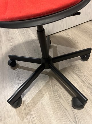 Silla de escritorio negra y roja
