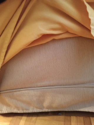 Sillón orejero amarillo tela