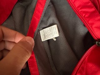 Chaqueta roja y gris