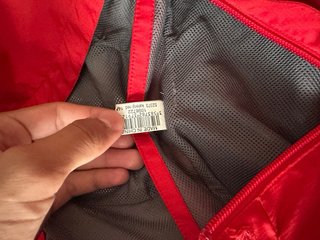 Chaqueta roja y gris