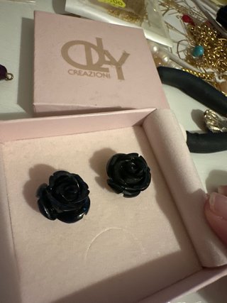 Orecchini resina neri a forma di rosa