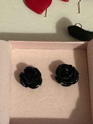 Orecchini resina neri a forma di rosa