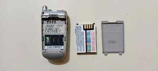 Teléfono móvil Motorola V50 plateado vintage