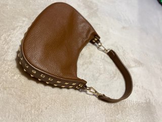 Bolso bandolera marrón con tachuelas