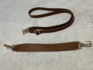 Bolso bandolera marrón con tachuelas