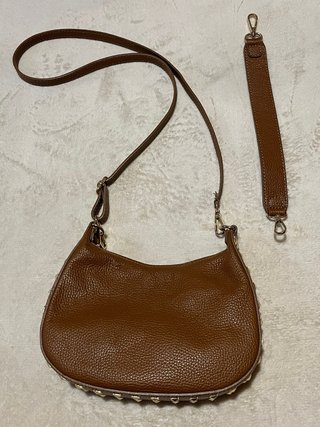 Bolso bandolera marrón con tachuelas